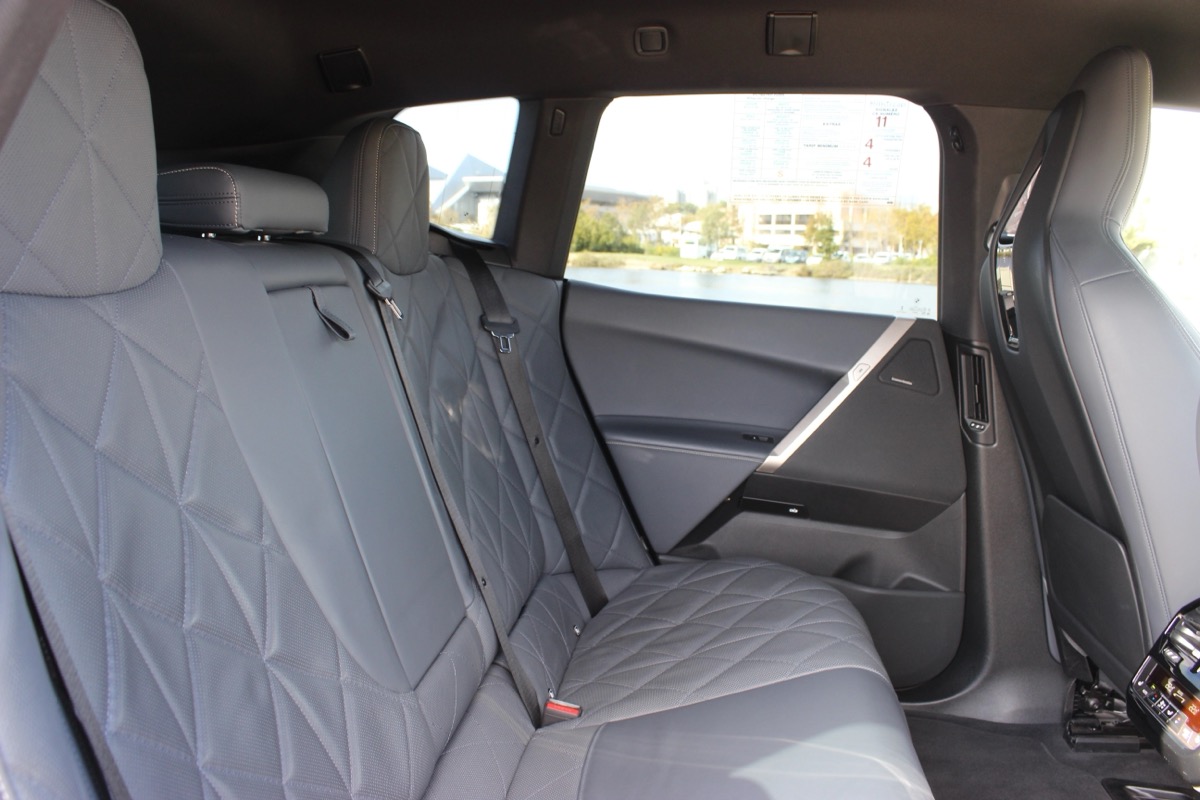 Intérieur cuir — banquette arrière confortable