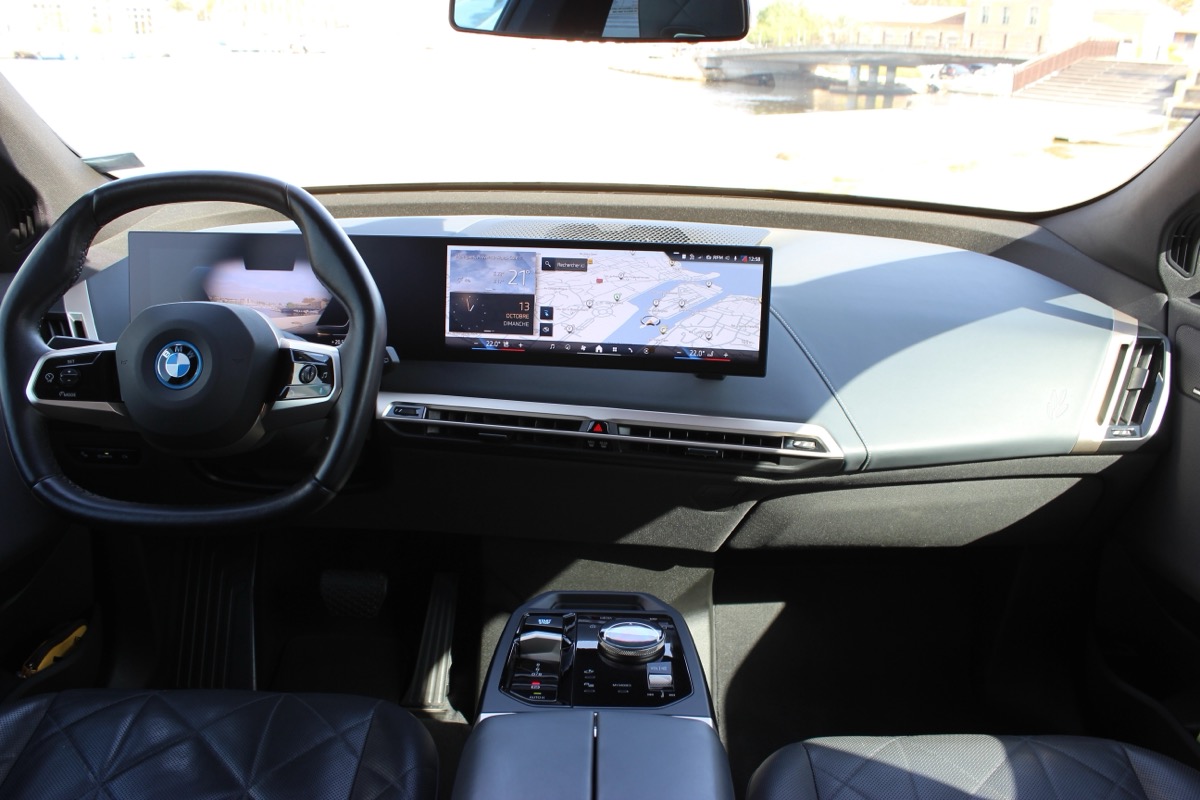 Tableau de bord BMW iX — véhicule récent